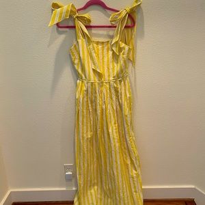 Whit “like new” maxi dress. Nice, thick fabric. Wrinkled from storage.